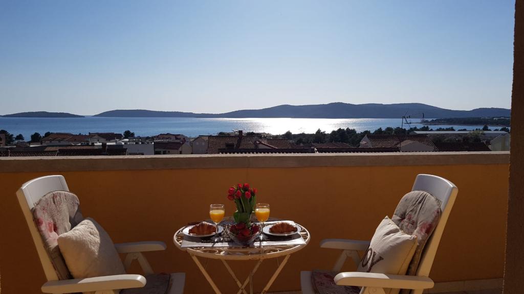 Studio apartman za odmor u Šibeniku, Hrvatska, pogled na more i otoke